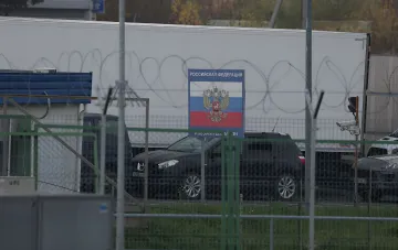 Погранічний знак Російської Федерації на колючій дроті біля КПП на тлі обмежень імпорту з Росії