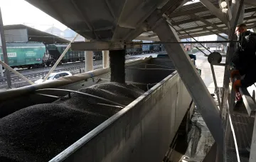 Загрузка зернового агропродукта в железнодорожный вагон на экспортном терминале на фоне сбоев в логистике