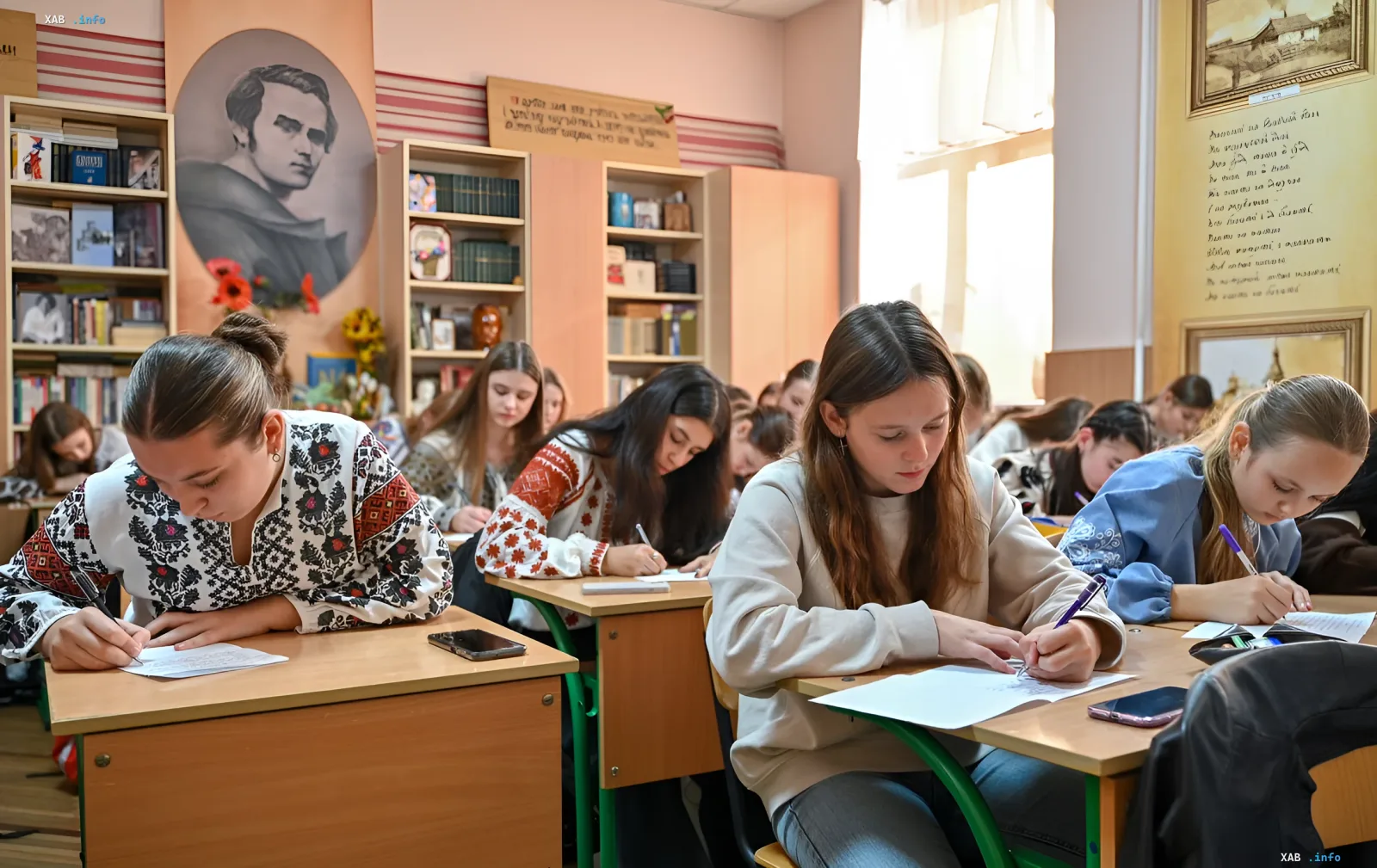 Ученики старшей школы пишут контрольную работу в классе украинской школы перед реформой 2026 года