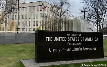 Здание посольства США с табличкой на английском и украинском языках на фоне требования Украины отменить концерты Репина