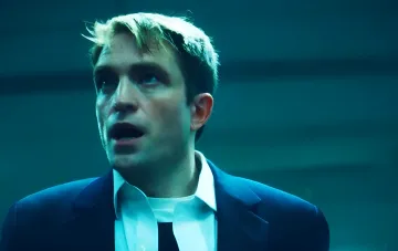 Robert Pattinson als Chris Hansen in einem Bild aus dem Trailer des A24-Thrillers „Primetime“