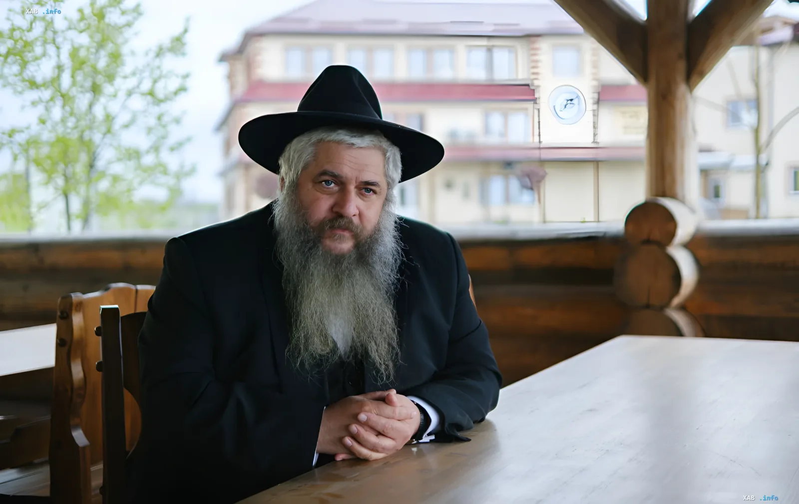 Chief Rabbi of Ukraine in a black hat and long grey beard at a table, commenting on the rise of antisemitism and distancing himself from Markovych's defense of Mudra