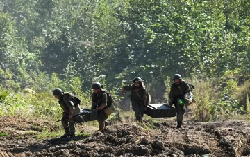 Soldaten tragen Ausrüstung im Feld im Kontext der Bewertung der 7%igen Chance Russlands auf einen militärischen Sieg und der Konfliktbeendigungsszenarien