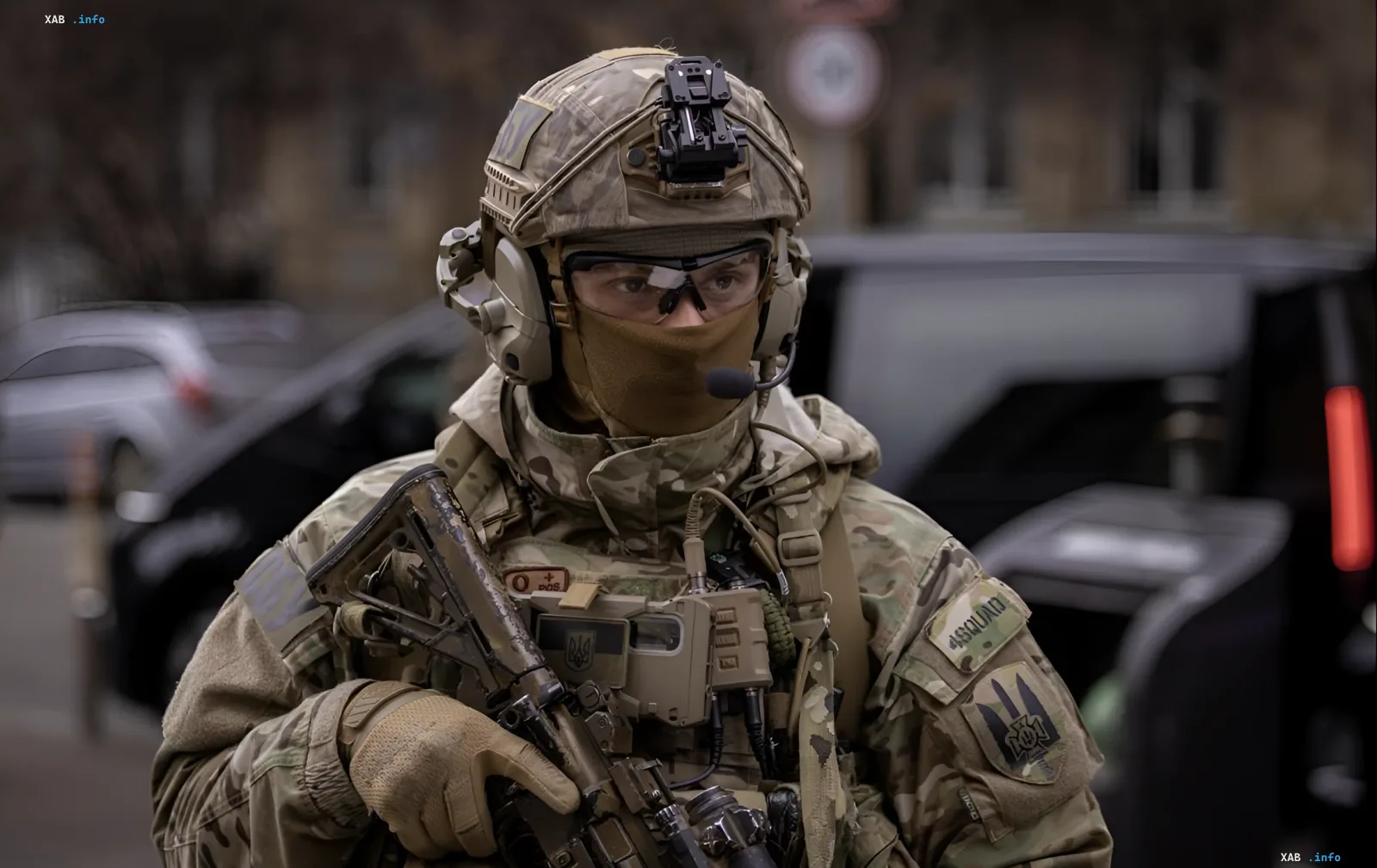Боец спецподразделения во время операции по обезвреживанию взрывного устройства в автомобиле в Киевской области