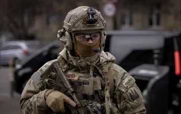 Боец спецподразделения во время операции по обезвреживанию взрывного устройства в автомобиле в Киевской области