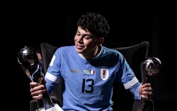 Uruguayischer Fußballer Matturo im Trikot der Uruguay-Nationalmannschaft mit der Nummer 13 hält die Trophäen für den Goldenen Ball und den Silbernen Ball der WM 2023
