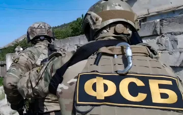Военнослужащие спецназа с нашивкой ФСБ в камуфляже — диверсионные группы ГРУ и ФСБ, обвиняемые в подрывах военных объектов в ЕС