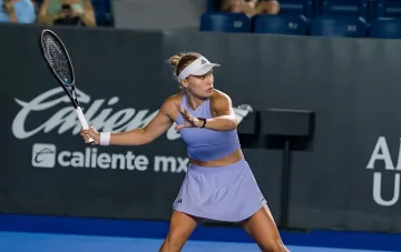 Анастасия Стародубцева в момент удара на корте турнира WTA 500 в Монтерее