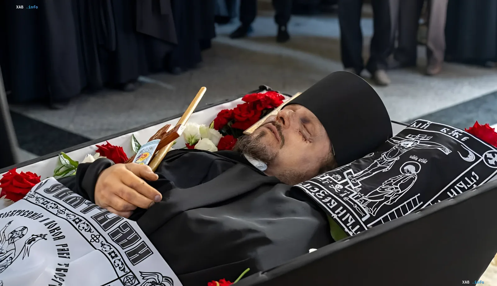 Тело погибшего монаха Святогорской лавры в гробу со следами огнестрельного ранения на лице