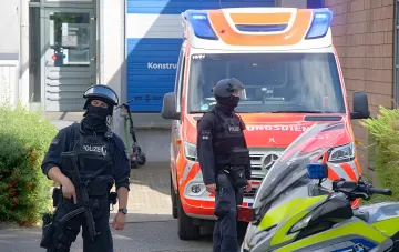 Полицейские в тактическом снаряжении у патрульного фургона: операция немецких спецслужб по раскрытию диверсионной схемы с тайником оружия под Берлином