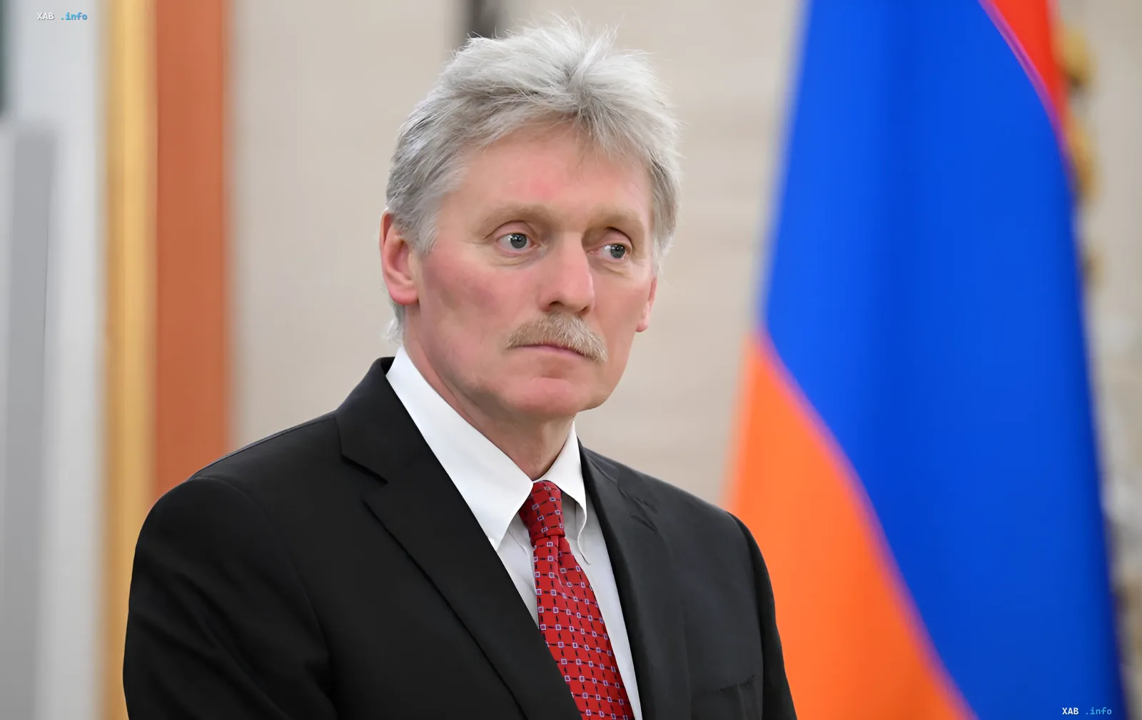 Official in a suit against the Ukrainian flag in the context of secret CIA-Moscow contacts and a mobilization warning