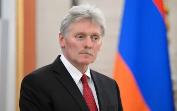 Official in a suit against the Ukrainian flag in the context of secret CIA-Moscow contacts and a mobilization warning