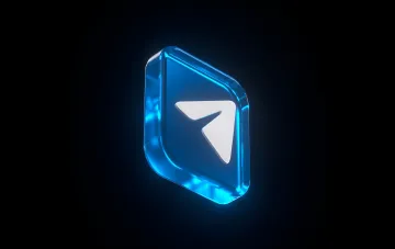 Стилизованный 3D-логотип Telegram из прозрачного синего стекла на чёрном фоне — к 13-летию мессенджера добавлены приветственные сообщения, кнопки в чатах и встраивание файлов в текст