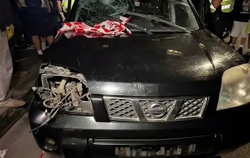 Поврежденный автомобиль Nissan с разбитым лобовым стеклом и выбитой фарами после нападения толпы на машину ТЦК в Тернополе
