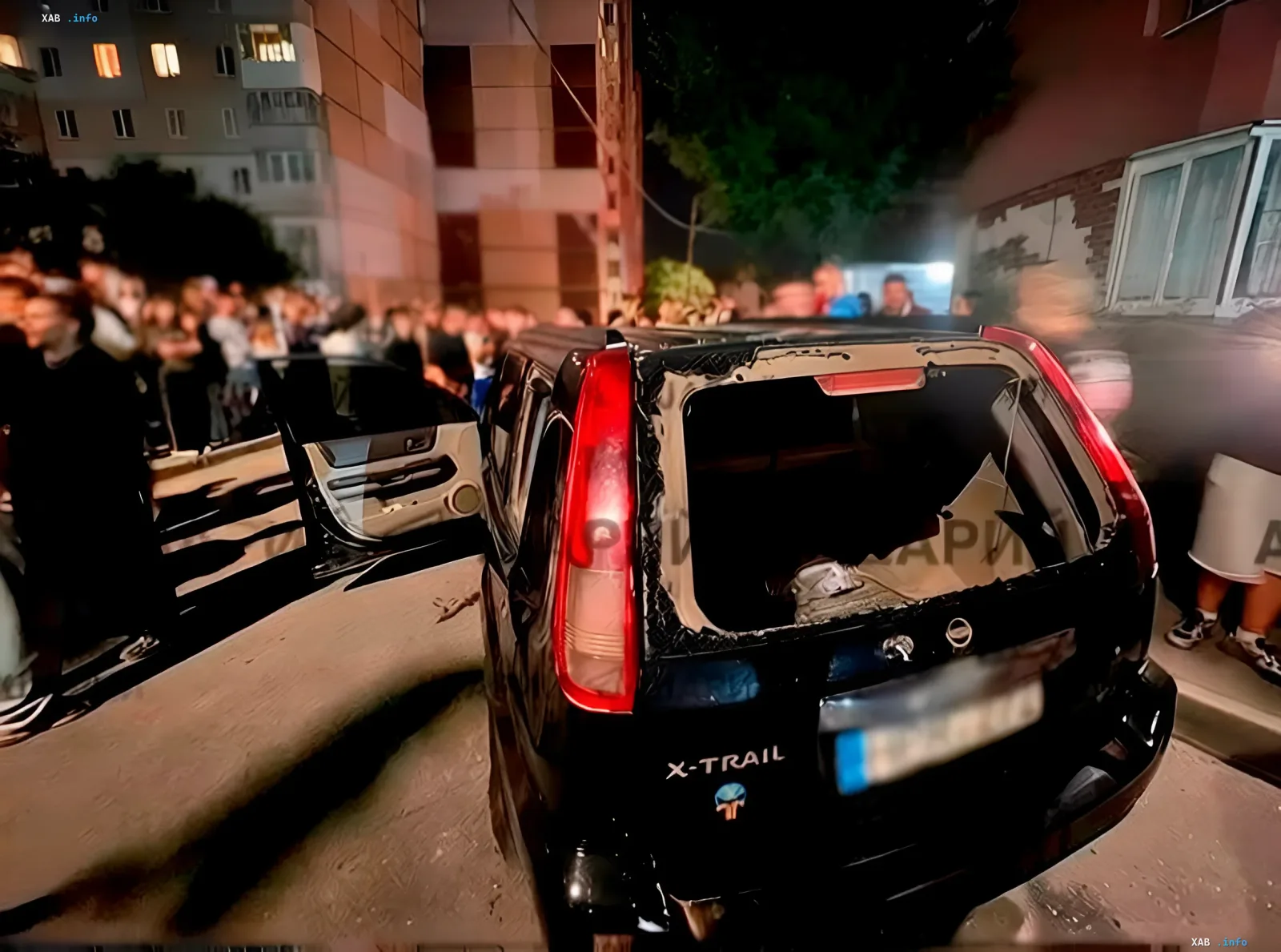 Повреждённый автомобиль ТЦК в Тернополе Разбитый автомобиль Nissan X-Trail после столкновения жителей с ТЦК в Тернополе, толпа людей ночью