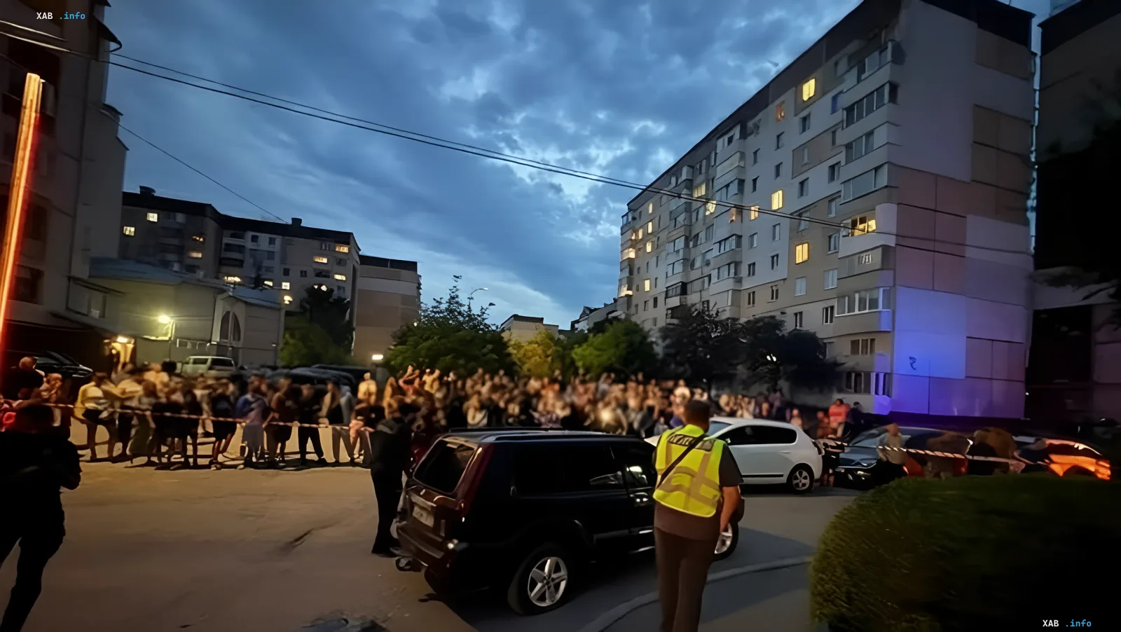 Блокировка автомобиля ТЦК жителями в Тернополе Толпа жителей блокирует автомобиль ТЦК в Тернополе во время мероприятий по оповещению, сотрудники в жилетах и лента ограждения