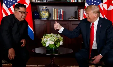 Трамп и Ким Чен Ын на встрече: жест доверия на фоне сворачивания военных учений в Азии