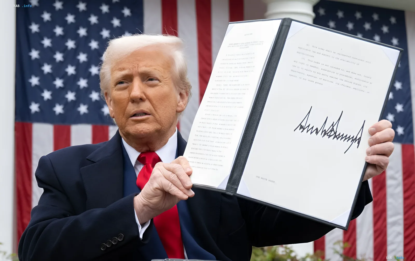 Дональд Трамп держит подписанный документ о 30-летней ядерной сделке с Саудовской Аравией на фоне флагов США перед передачей Конгрессу