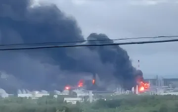 Пожар на НПЗ в Кстово после удара украинских дронов FP-1: густой чёрный дым и очаги пламени над промышленными сооружениями