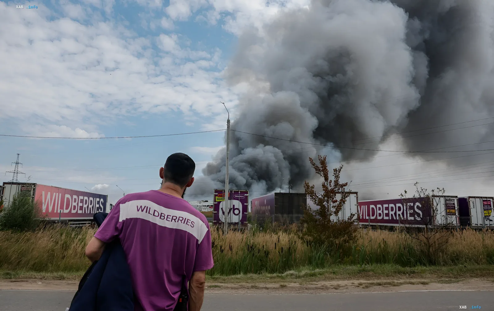 Густой черный дым поднимается над складами Wildberries в Котовске после удара ВСУ