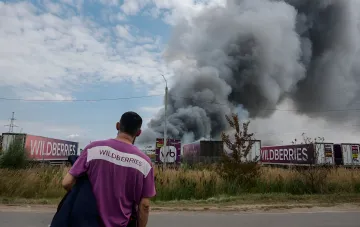 Густой черный дым поднимается над складами Wildberries в Котовске после удара ВСУ