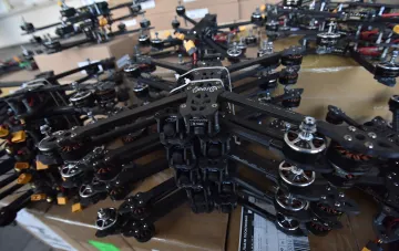 Massenproduktion ukrainischer Kampfdrohnen in einer DefenseTech-Fertigung: fertige UAVs auf dem Fließband