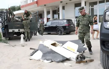 Военные Болгарии вывозят обломки сбитого беспилотника на побережье Варны после перехвата в Чёрном море