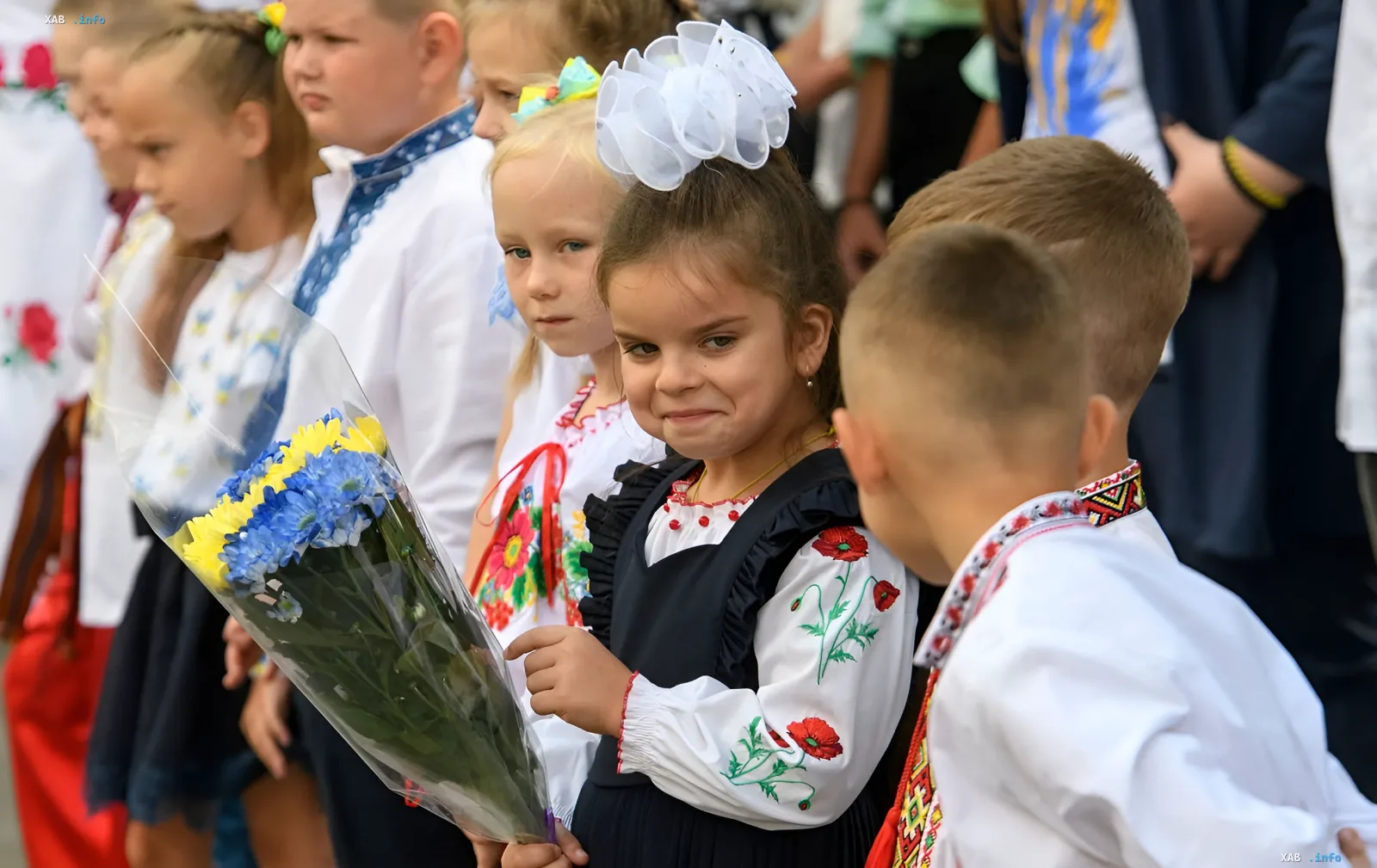 Школьники в традиционных украинских вышиванках с цветочной вышивкой перед 1 сентября