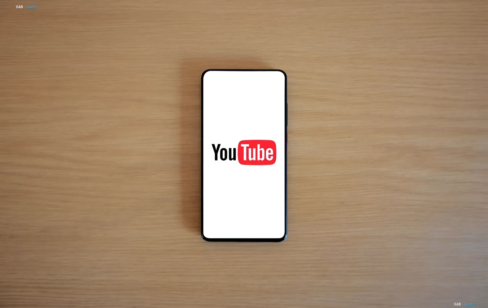 Смартфон с логотипом YouTube на экране: платформа запустила в Украине бюджетный тариф Premium Lite