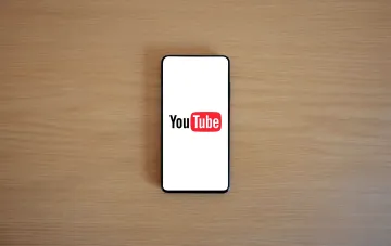 Смартфон с логотипом YouTube на экране: платформа запустила в Украине бюджетный тариф Premium Lite