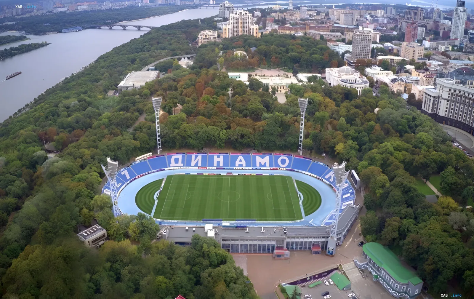 Аэроснимок стадиона «Динамо» в Киеве после атаки: арена цела, надпись ДИНАМО на трибунах, взрывы вблизи не повредили поле