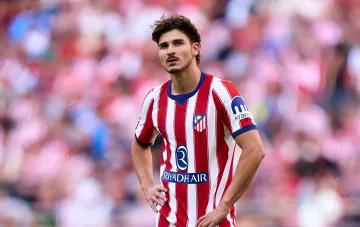 Julián Álvarez in an Atlético Madrid home kit in front of the stands — the player whose transfer to Barcelona was firmly rejected by the club