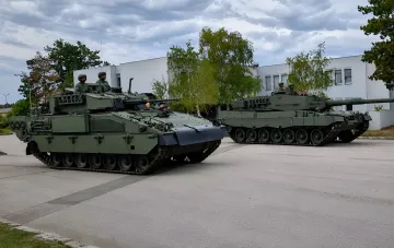 Модернизированные танки Leopard 2A4 и боевые машины пехоты Ulan австрийской армии на парадном плацу