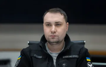 Кирилл Буданов, руководитель УПР, в форме на фоне темного зала