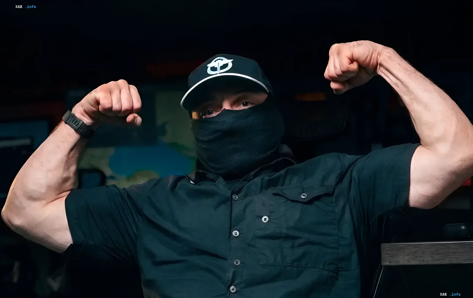 Kommandeur des „Schwarzenmeer-Legions“ des GUR in Maske und Mütze mit Einheitsemblem demonstriert Kampfbereitschaft vor einer Landkarte