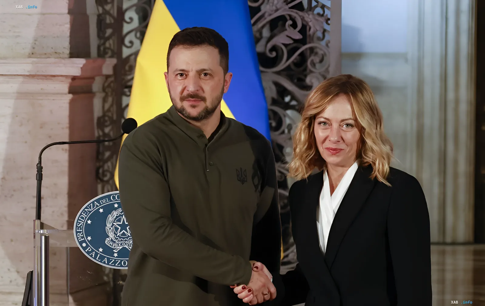 Владимир Зеленский и Джудитта Пасторна на встрече в Италии на фоне украинского флага