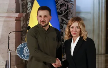 Владимир Зеленский и Джудитта Пасторна на встрече в Италии на фоне украинского флага