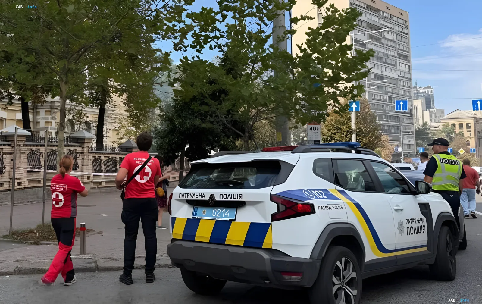 Патрульний автомобіль поліції та рятувальники на вулиці Києва після атаки дронів