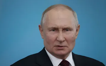Wladimir Putin vor blauem Hintergrund: Kreml erwägt Nuklearszenario als letzte Option, laut Bloomberg-Quellen