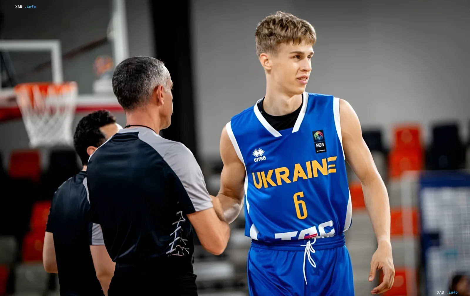 Максим Грищук у формі збірної України U-20 під час тренування з тренером перед переходом до студентської ліги США