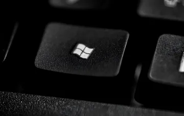 Windows-Taste auf einer Tastatur in Makroaufnahme: Symbol des Microsoft-Ökosystems und der Link-to-Windows-Funktion