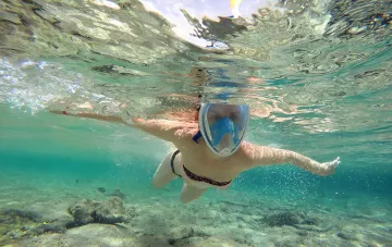 Підводне фото снорклінгу в кришталево чистій воді курорту Марса-Алам в Єгипті