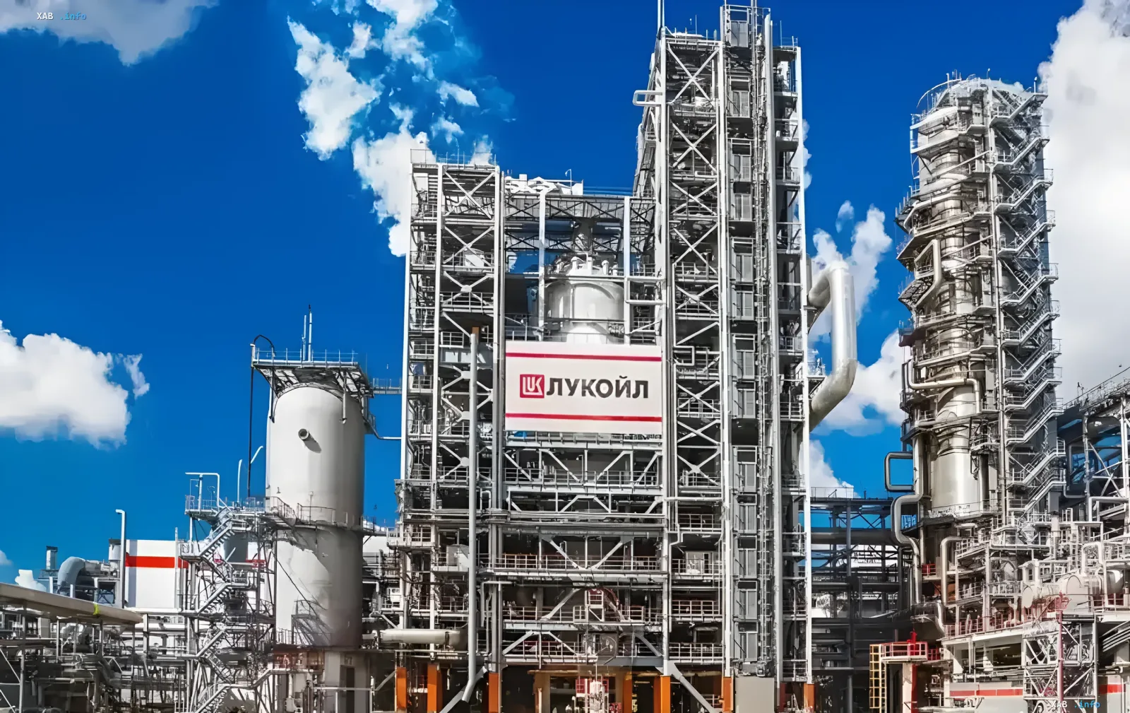 Нефтеперерабатывающий завод «Лукойла» в Кстово, остановленный после удара дрона: колонны и резервуары НПЗ на фоне голубого неба