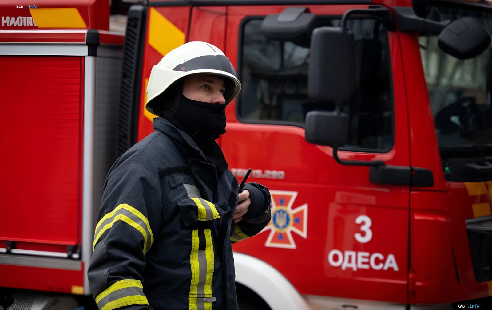 Пожарный одесской ГСЧС с рацией у пожарного автомобиля после ночной атаки на Одессу