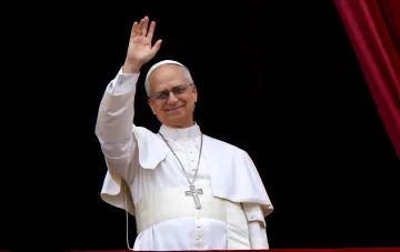 Papst Leo XIV in weißer pontificaler Kleidung winkt, nach Vanity Fair einer der stilvollsten Menschen des Jahres 2026