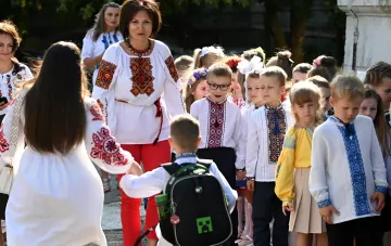 Школьники в украинских вышиванках на первом уроке нового учебного года, посвящённом Языку достоинства