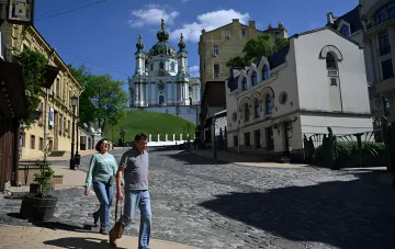 Прогулка по солнечной улице Львова под ясным небом: дожди отступают, в Украине наступает жара