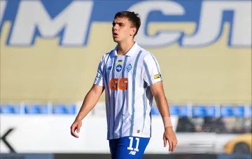 Dynamo player Kyrylo Ponomarenko in white and blue kit with number 11 on the football field