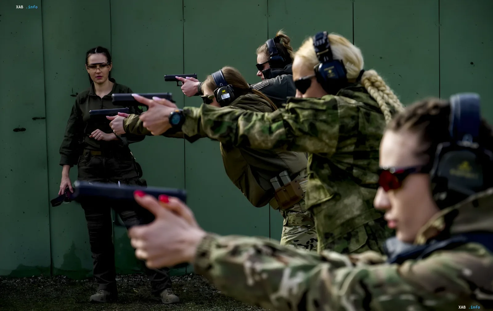 Frauen in Uniform üben Pistolenschießen, während Russland die Mobilisierung und Vertragsanwerbung verurteilter Frauen genehmigt