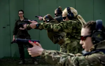 Frauen in Uniform üben Pistolenschießen, während Russland die Mobilisierung und Vertragsanwerbung verurteilter Frauen genehmigt